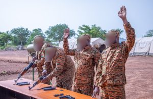 Burkina: les 1ᵉʳˢ responsables de la présidence en fin de formation militaire en tant que VDP