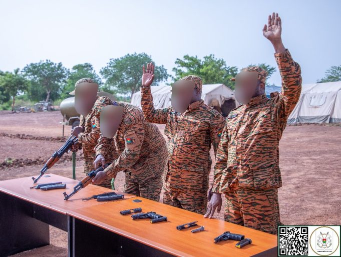 Burkina: les 1ᵉʳˢ responsables de la présidence en fin de formation militaire en tant que VDP