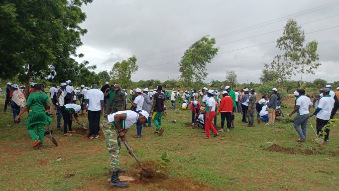 Koudougou: des agents de la SONABEL mettent en terre 775 plants