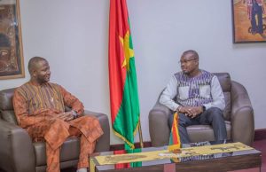 FESPACO 2025: le Secrétaire général du Ministère en charge de la culture du Tchad chez le Ministre d’État Jean Emmanuel Ouédraogo