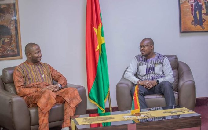 FESPACO 2025: le Secrétaire général du Ministère en charge de la culture du Tchad chez le Ministre d’État Jean Emmanuel Ouédraogo