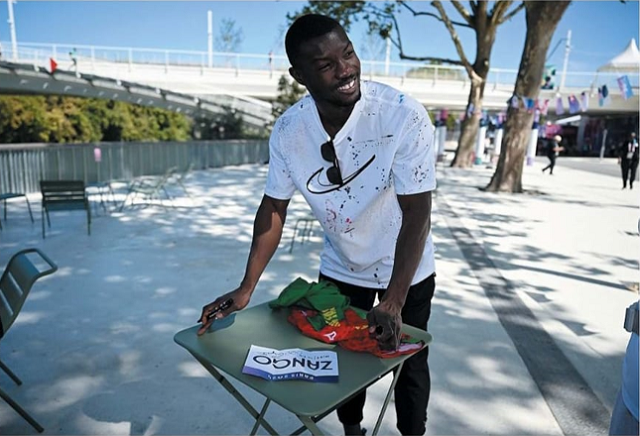 Hugues Fabrice Zango offrant un de ses maillot burkinabè estampillé Tovio