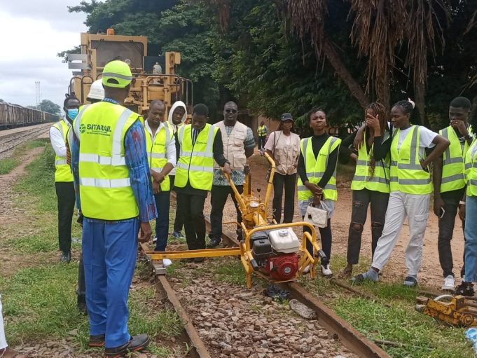 Des étudiants de l’Université Saint Thomas d’Aquin apprennent en quelques heures comment le train roule