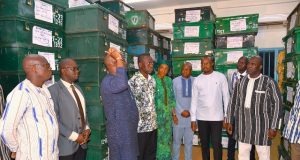 Burkina/Concours directs 2024: une délégation gouvernementale visite le centre de scannage des copies