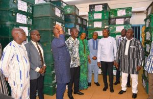 Burkina/Concours directs 2024: une délégation gouvernementale visite le centre de scannage des copies