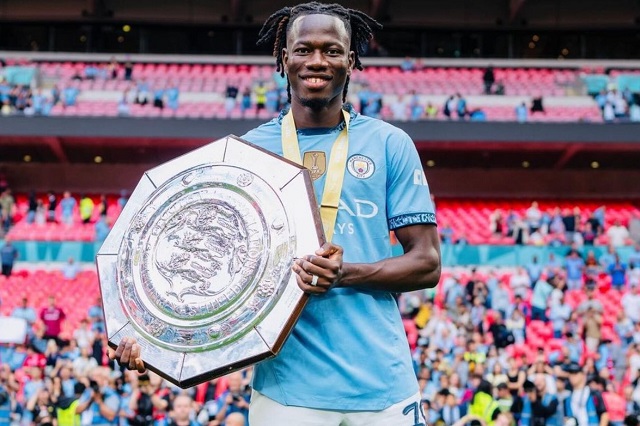 Issa Kaboré remportant un titre avec Manchester City