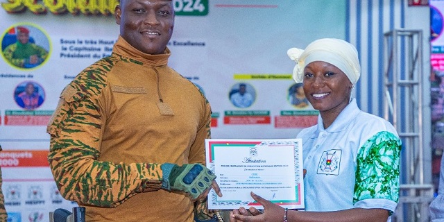 Le chef de l'Etat burkinabè remettant une distinction à une meilleure élève session 2023-2024