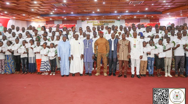 Photo de famille avec les acteurs de l'éducation et des officiels