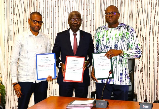 Photo de la signature du transfert des mines de Boungou et Wahgnion à l'Etat