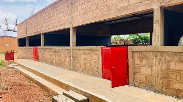 Un Espace temporaire d'apprentissage (ETA) construit par Save The Children à Kaya