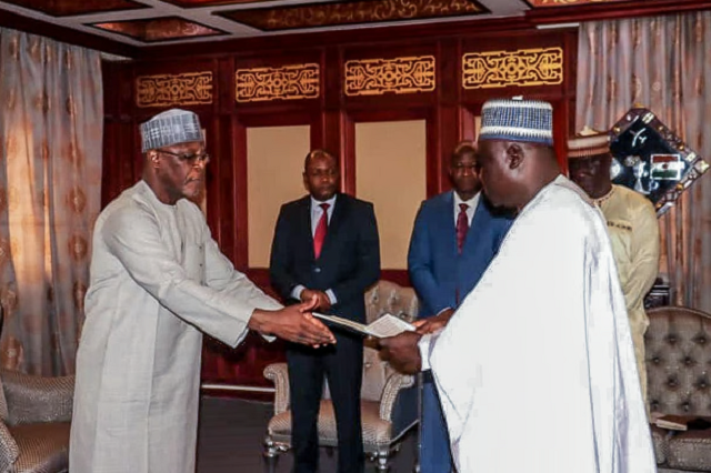 Une vue de l'ambassadeur béninois reçu par le ministre des Affaires étrangères du Niger