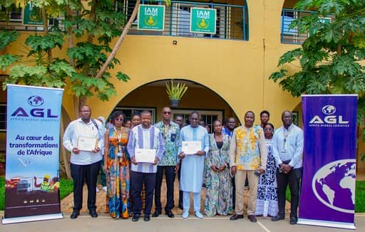 Photo de famille des responsables des écoles bénéficiaires et les donateurs