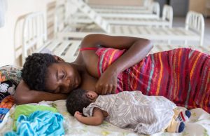 Un meilleur accès au soutien à l’allaitement pourrait sauver 820.000 vies chaque année (ONU)