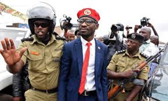 Bobi Wine entouré par la police de son pays.jfif