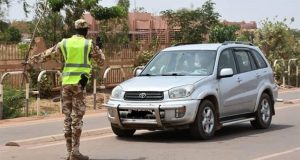 Burkina: sur les routes, de 385, les postes de contrôle diminuent à 40