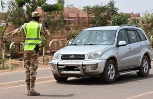 Burkina: sur les routes, de 385, les postes de contrôle diminuent à 40