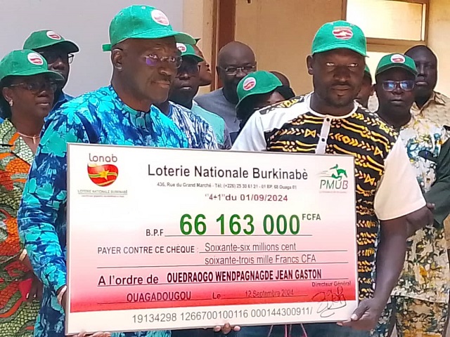 Le gagnant Wendpagnagdé Jean Gaston Ouédraogo recevant son chèque dès mains du DG Zarani