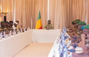 Mali/Lutte antiterroriste: le colonel Assimi Goïta s’entretient avec le commandement militaire sur la stratégie