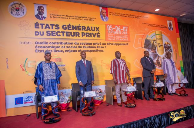 Les officiels entonnant l'hymne national à l'ouverture des états généraux du CNPB