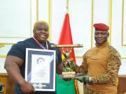 Log-Lift: le champion du monde présente son trophée au Président du Faso