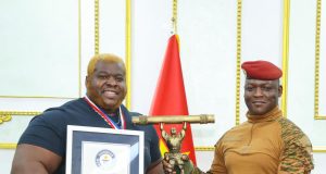 Log-Lift: le champion du monde présente son trophée au Président du Faso