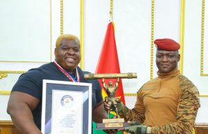 Log-Lift: le champion du monde présente son trophée au Président du Faso