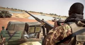 Mali: une double attaque terroriste et beaucoup de questions