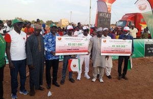 LONAB: deux heureux gagnants de plus de 106 millions empochent leurs chèques