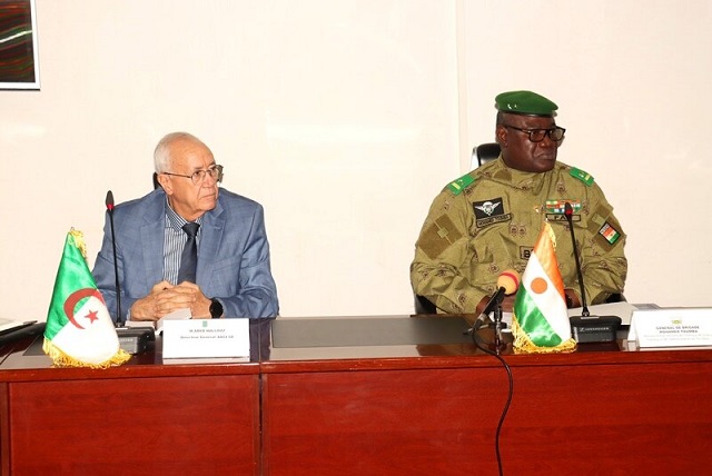 A droite, le général Mohamed Toumba et Abed Hallouz