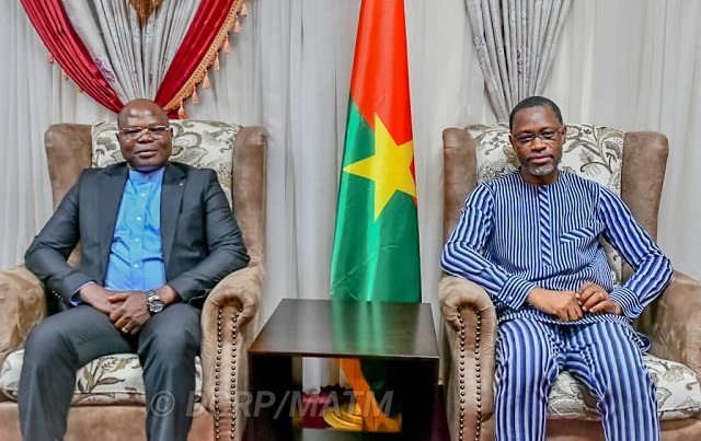 A droite le ministre Emile Zerbo recevant en audience Maurice Kombaté