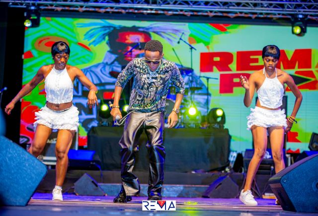 Innoss'B et ses danseuses en pleine prestation