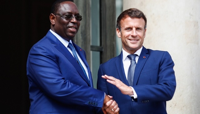 L'ancien président sénégalais, Macky Sall (gauche) et le dirigeant français, Emmanuel Macron