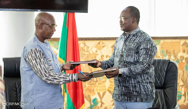 Le directeur de cabinet du CSC et le SG du ministère de la Communication échangeant les parapheurs à l'issue de l'accord
