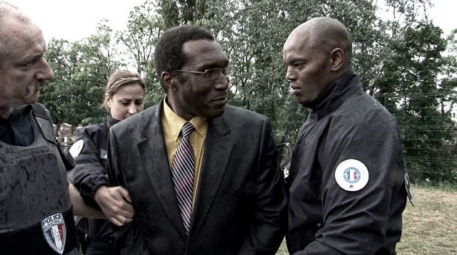 L'ex-enseignant rwandais, Eugène Rwamucyo tenu par des policiers