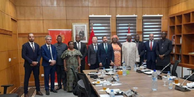Photo de famille après la rencontre des diplomates