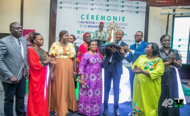 Remise de cadeau au DG de BOA-Burkina Faso, sortant, Faustin Amoussou