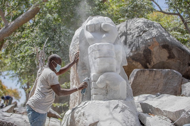 Une sculpture sur une roche à Laongo