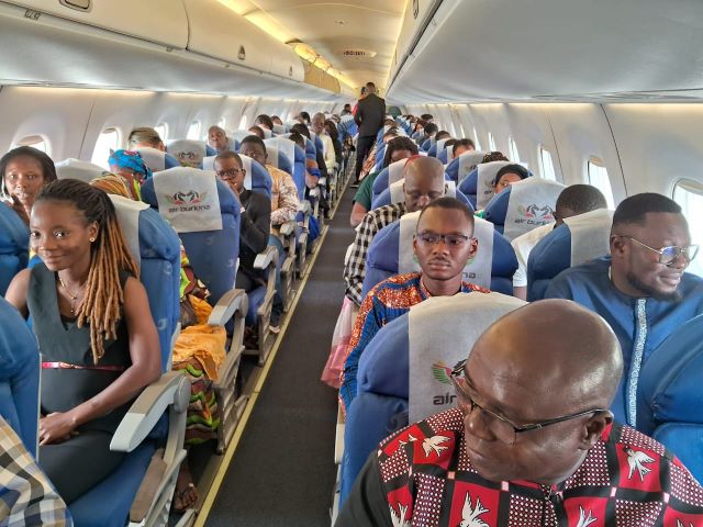 Une vue des passagers dans l'avion prêt à s'envolé de l'aéroport international de Ouagadougou