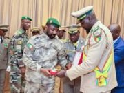 Au Mali, les colonels se font plaisir, en Guinée, le général n’a peur de rien!