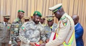 Au Mali, les colonels se font plaisir, en Guinée, le général n’a peur de rien!