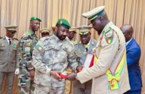 Au Mali, les colonels se font plaisir, en Guinée, le général n’a peur de rien!