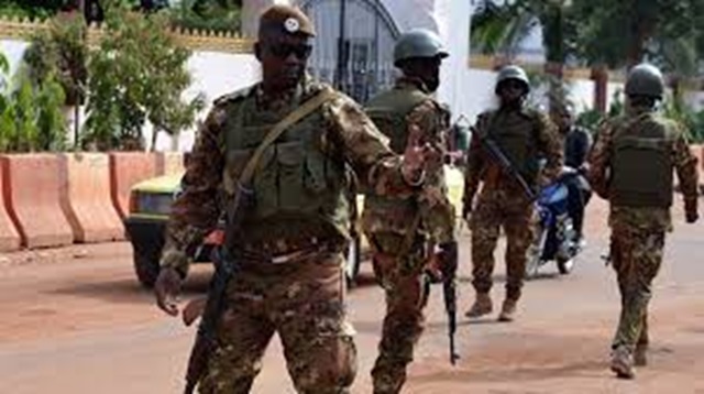 Des militaires maliens dans les rues de Bamako