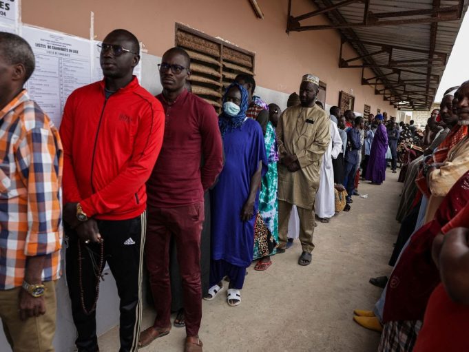 Législatives anticipées: les Sénégalais votent pour élire 165 députés