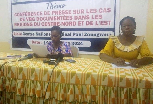 La coordonnatrice de Yam Wékré, Joséphine Kiemdé, face aux micros