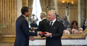 Belgique: Stromae décoré par le roi Philippe