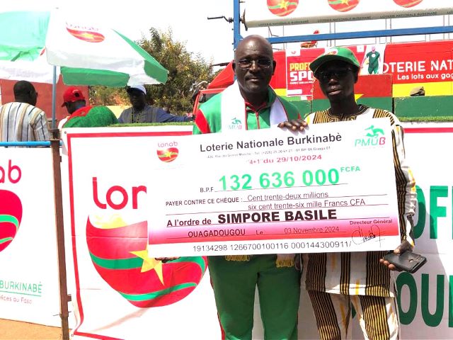 Le DG de la Lonab, Ibrahim Ben Harouna Zarani (à gauche) el le gagnant Basile Simporé