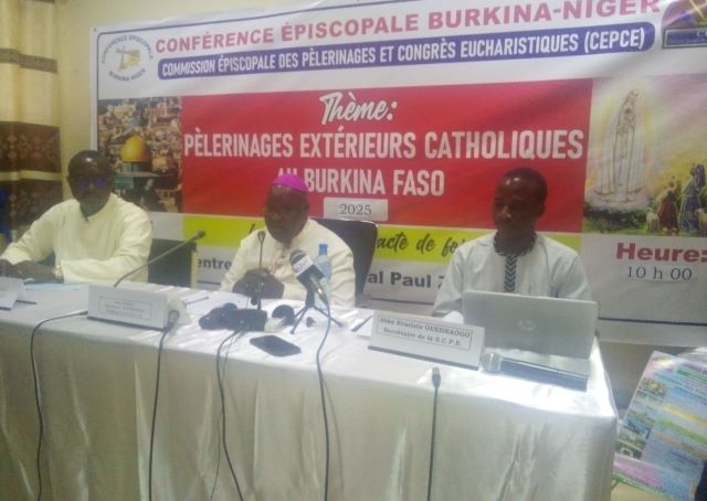 Le président de la Commission chargée de l'organisation du pèlerinage catholique, Mgr Paul Ouédraogo (2e à gauche)