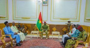 Burkina: le Grand Chancelier des Ordres Nationaux du Niger chez le Président du Faso
