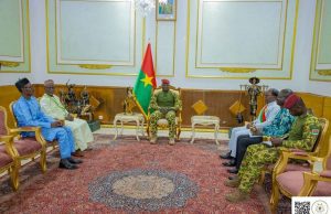 Burkina: le Grand Chancelier des Ordres Nationaux du Niger chez le Président du Faso