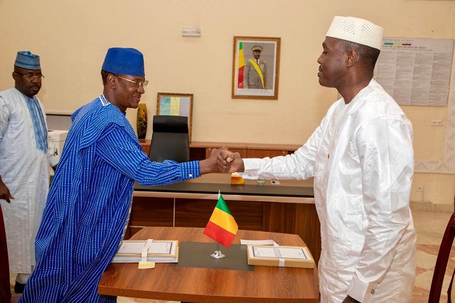 Les Premiers ministres maliens sortant et entrant à la passation de service